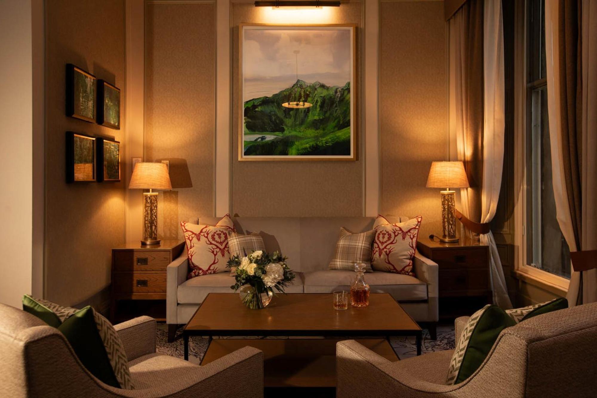 인터컨티넨탈 에든버러 더 조지 외부 사진 A living room with a painting by the artist