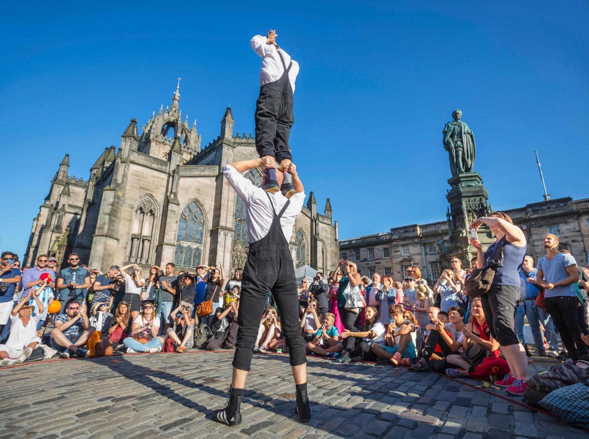 인터컨티넨탈 에든버러 더 조지 외부 사진 Street performers on the Royal Mile
