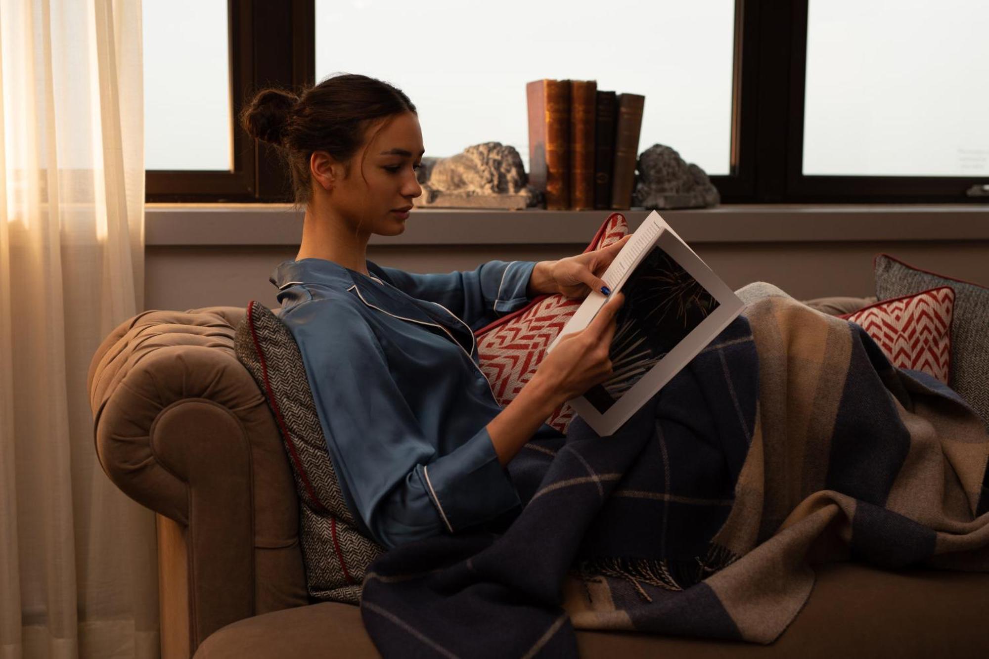 인터컨티넨탈 에든버러 더 조지 외부 사진 A woman reading a book