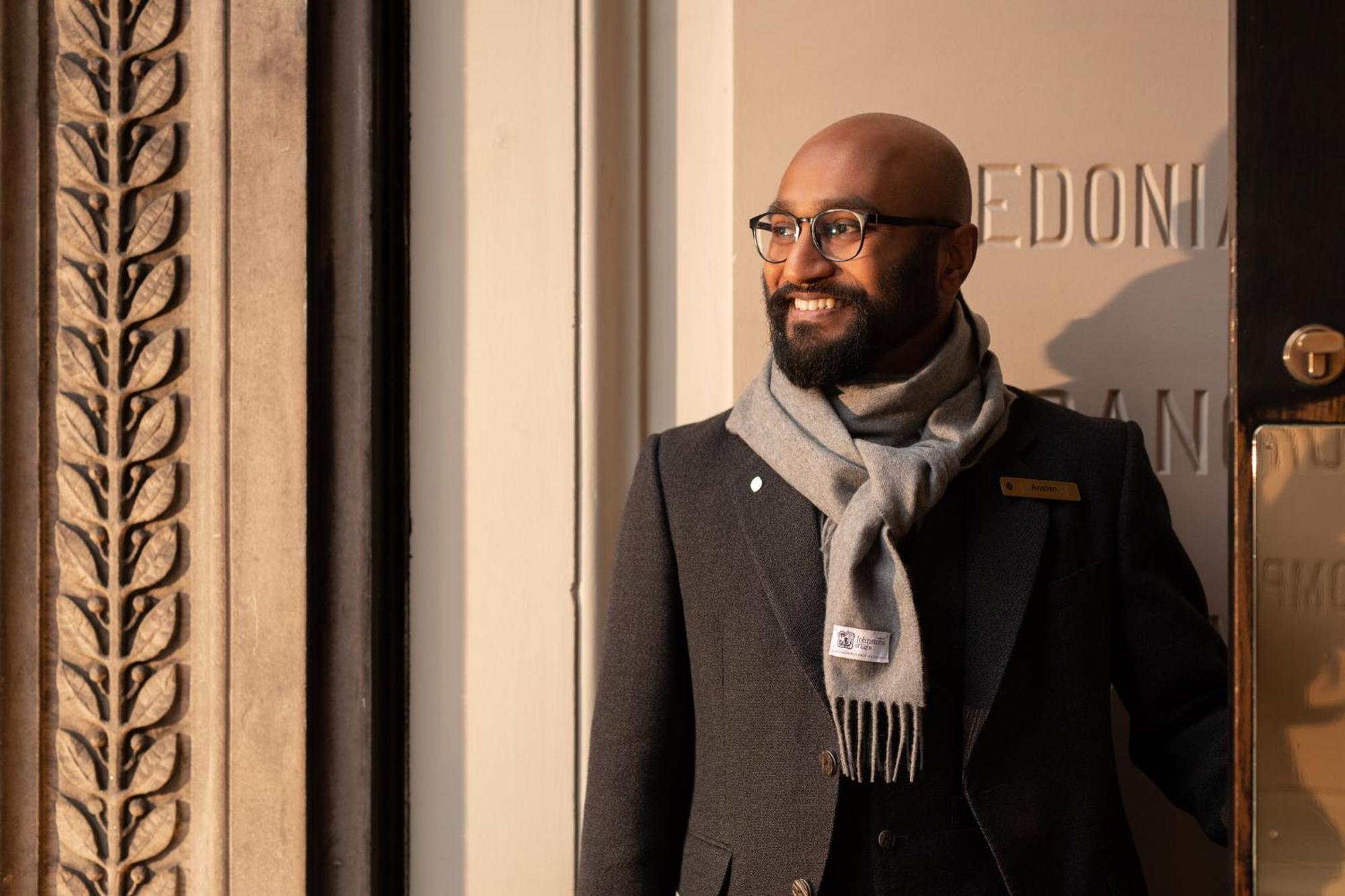 인터컨티넨탈 에든버러 더 조지 외부 사진 A doorman at the London InterContinental Hotel
