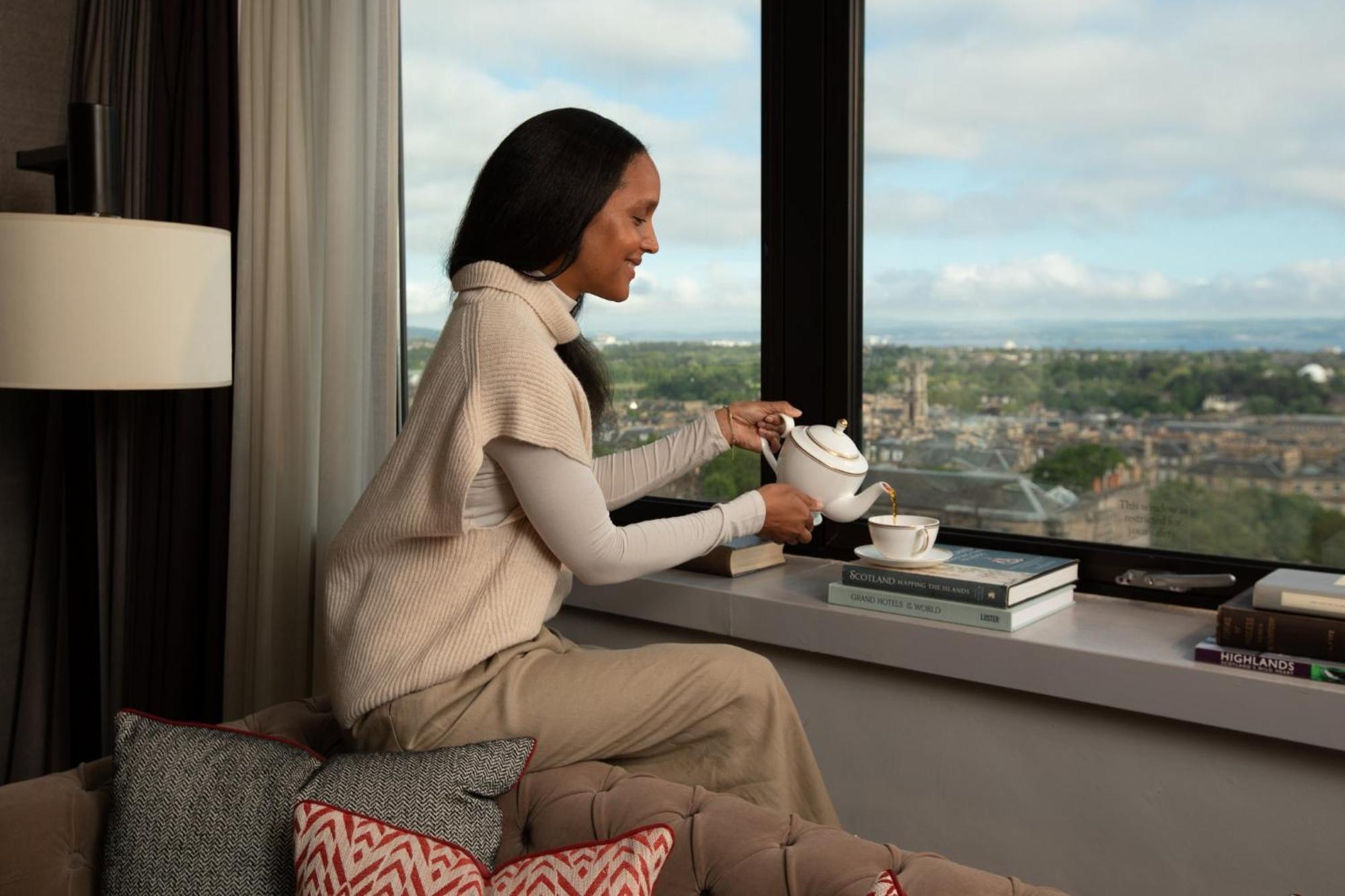 인터컨티넨탈 에든버러 더 조지 외부 사진 A woman enjoying a cup of tea